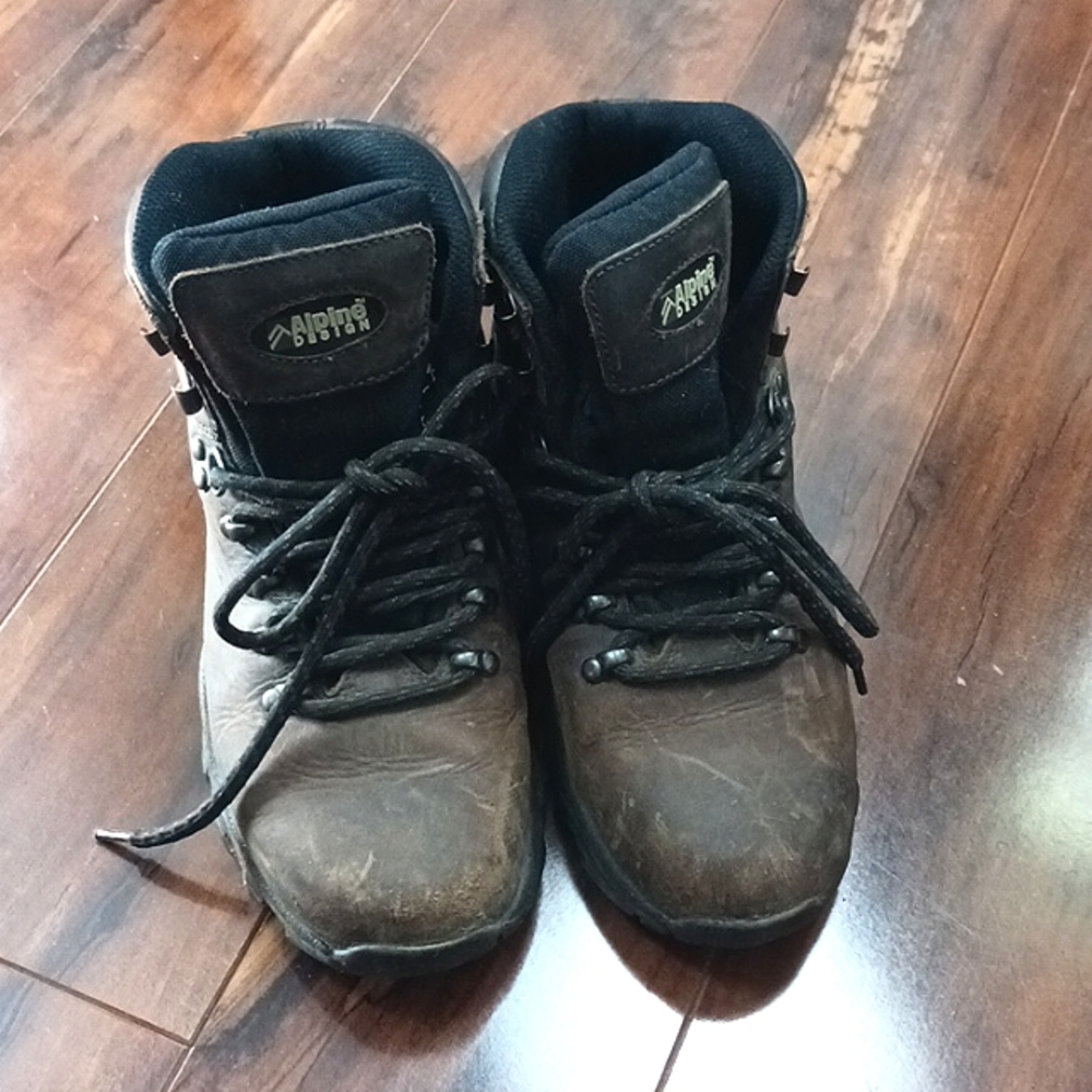 Alpine Design women's leather brown hiking boots water proof size 6